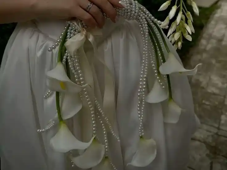 El accesorio que moderniza el ramo de novia y conquista las bodas 2026