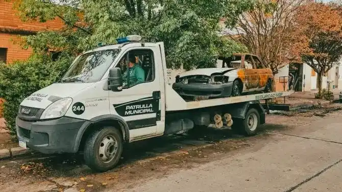 El Municipio refuerza el retiro de vehículos abandonados en la vía pública
