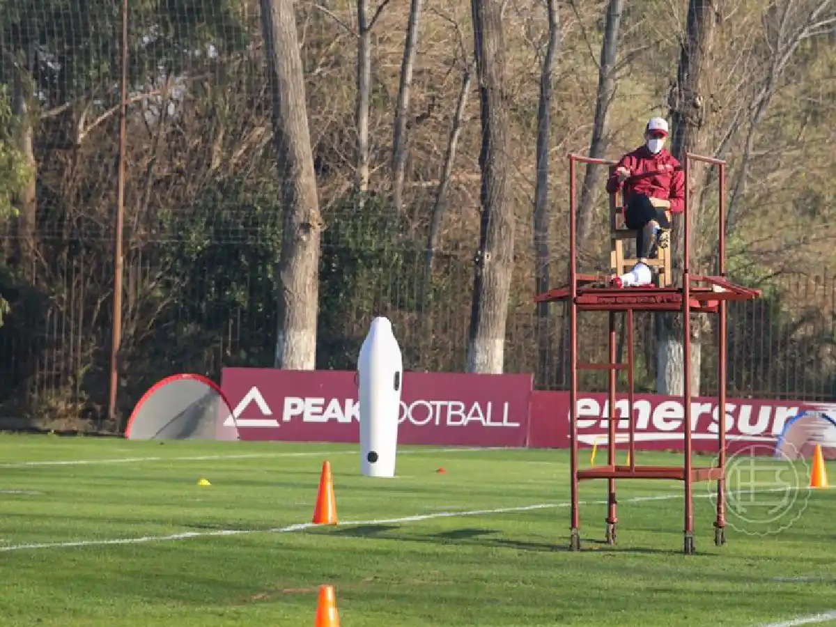 Zubeldía dirigió la práctica de Lanús con un megáfono 