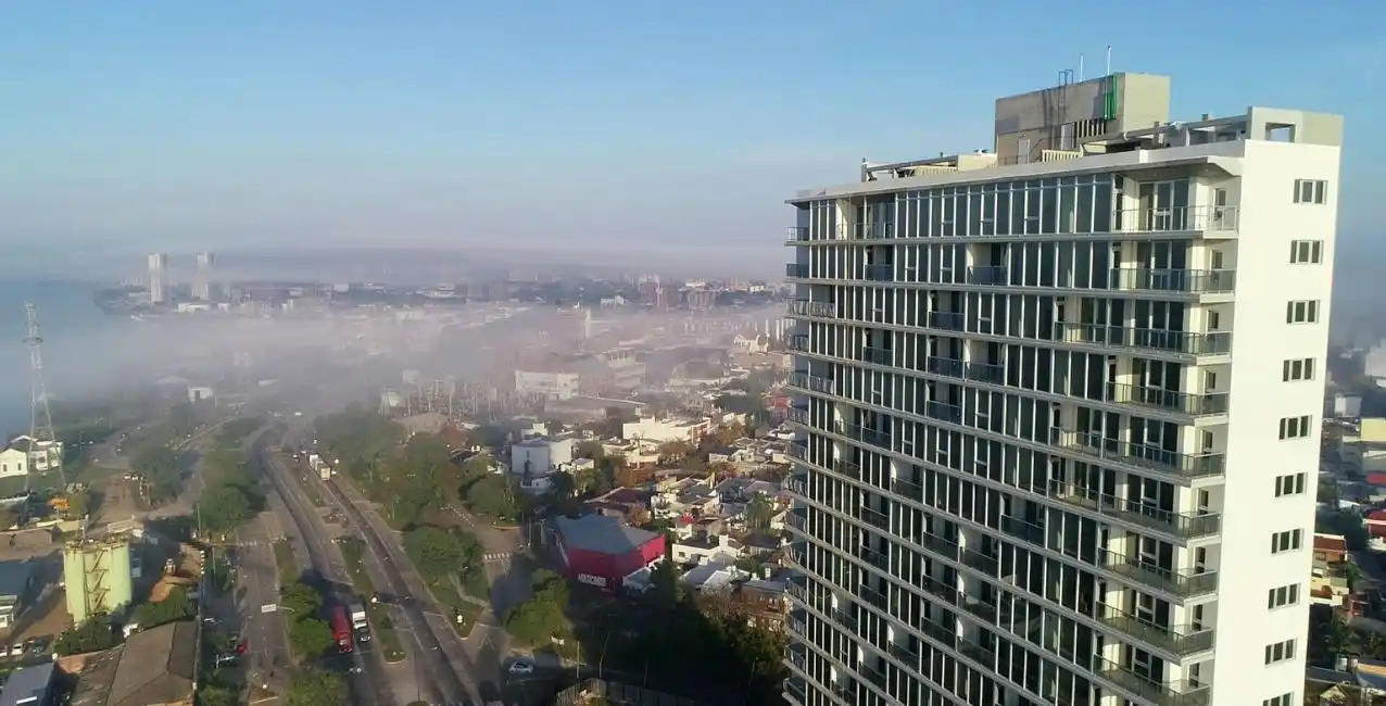 Jueves despejado y con niebla en la ciudad de Santa Fe