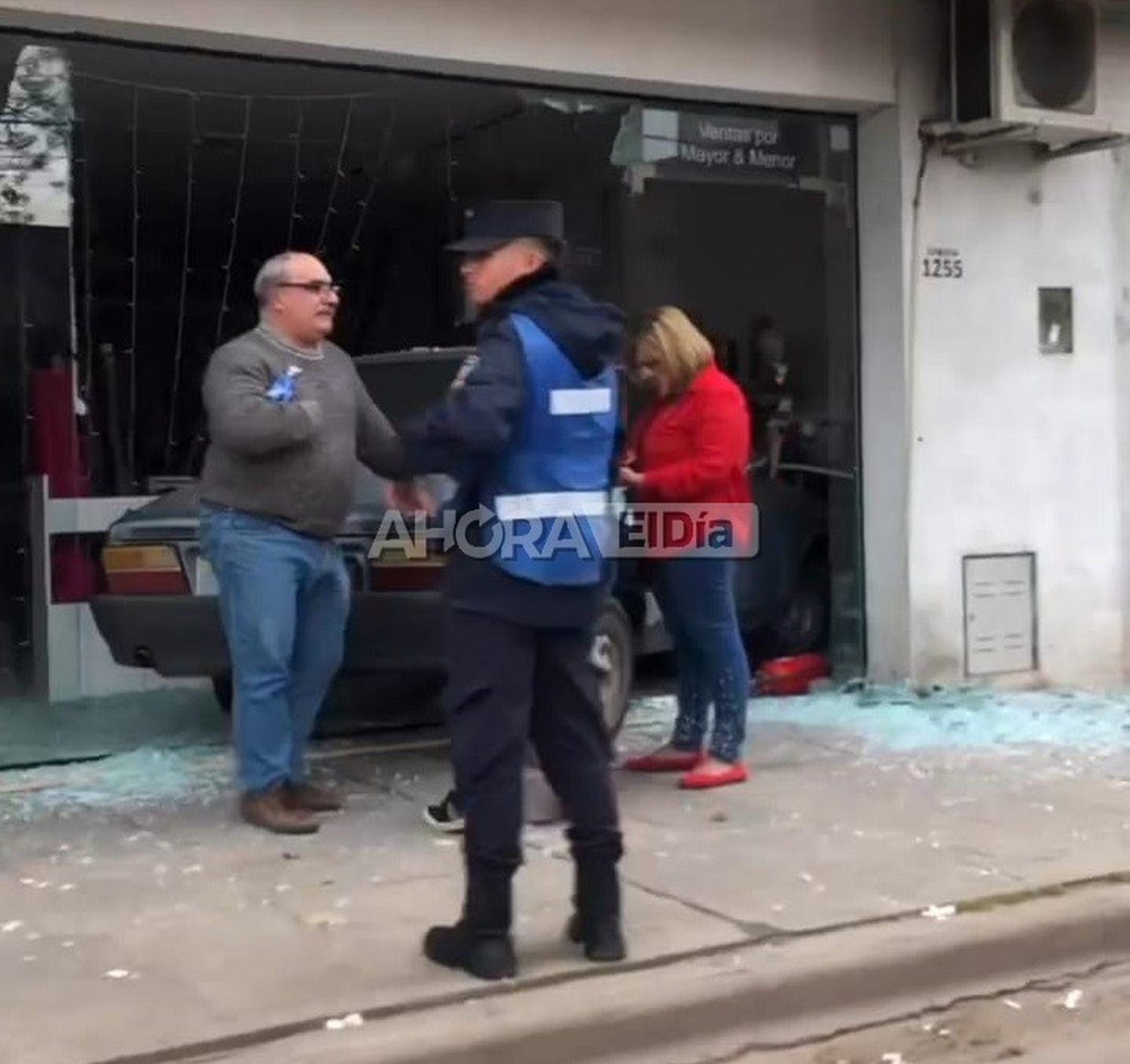 Las 3 fotos del auto que terminó contra un comercio en pleno centro de Gualeguaychú