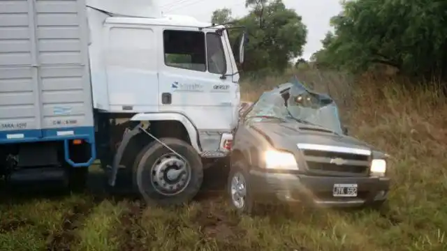 ÚLTIMO MOMENTO: Choque entre un camión y una camioneta deja como saldo dos personas fallecidas