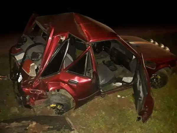 Accidentes en la madrugada: un colectivo chocó a un auto