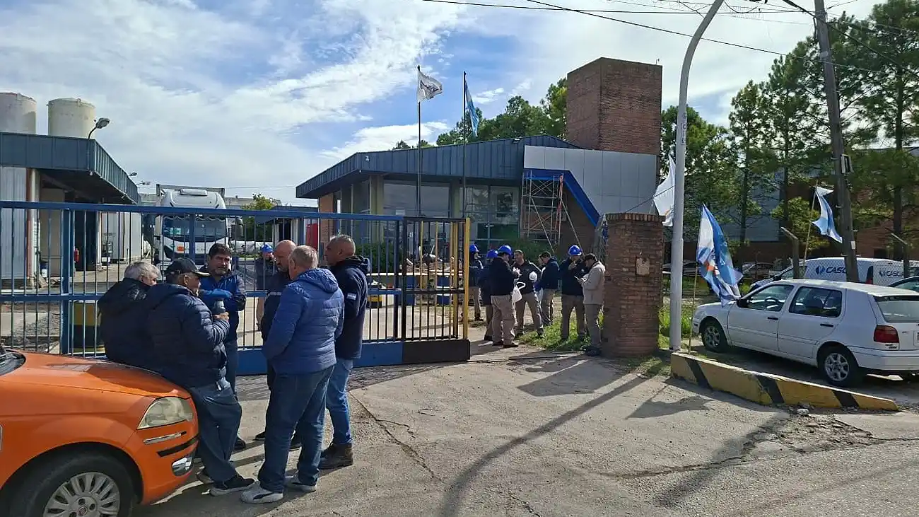 Reclamo gremial por despidos en una firma radicada en el predio fabril local.
