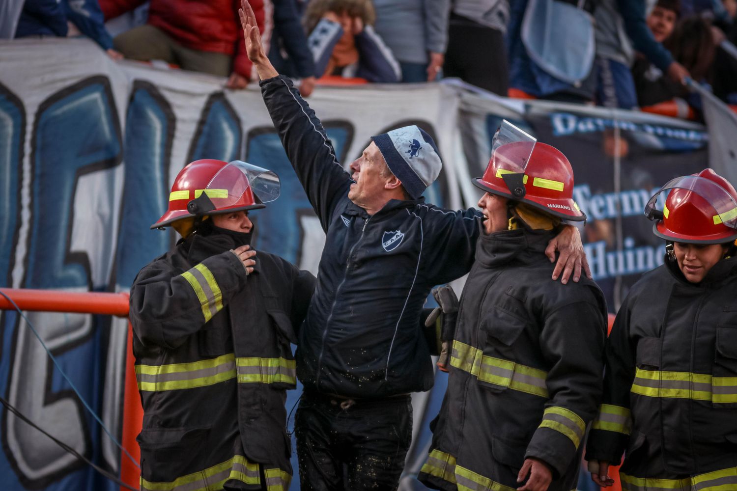 El "Ruso" saliendo del foso con los bomberos.