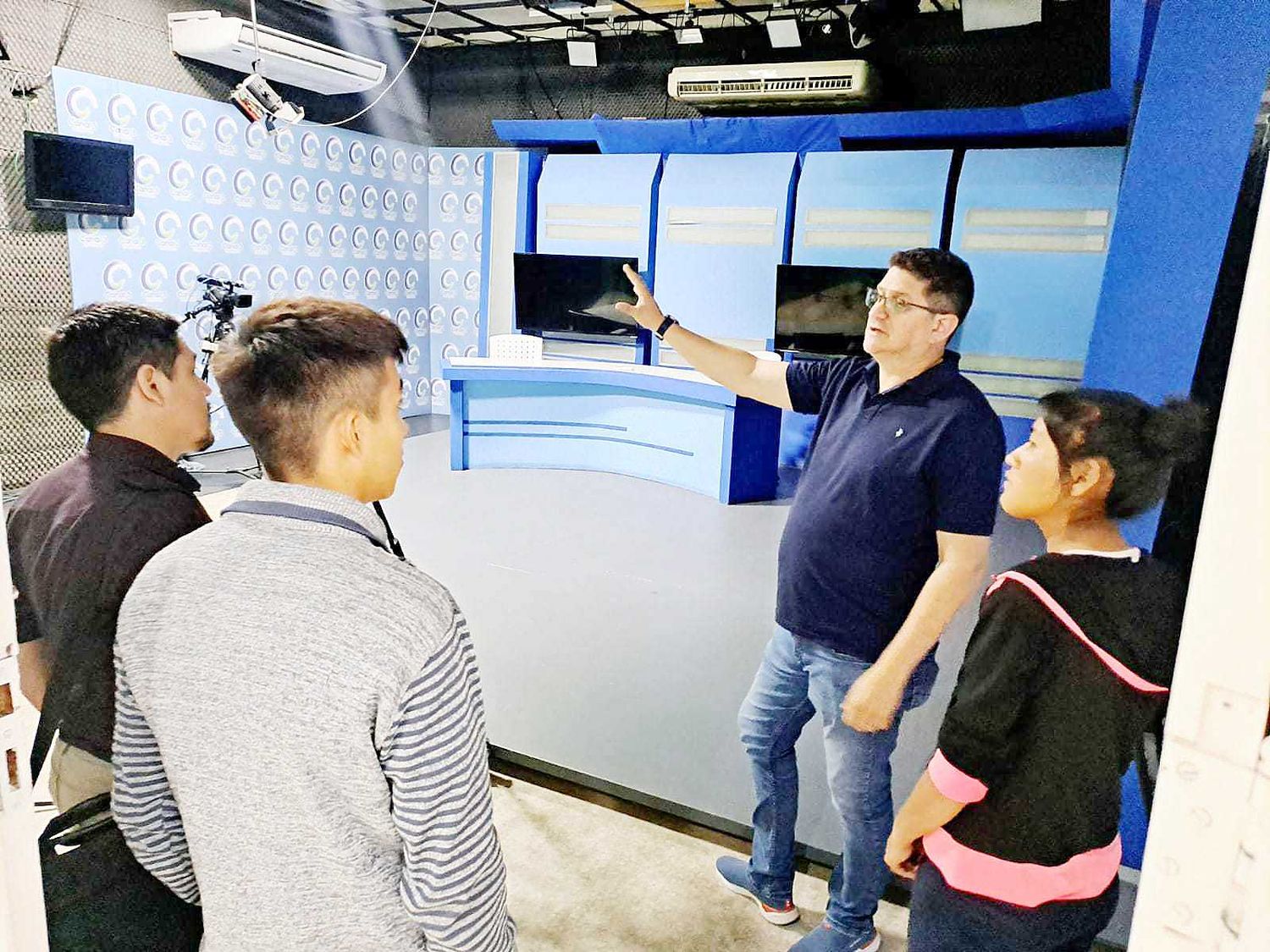 Estudiantes de la EPES EIB 5 visitaron
el complejo de radio, TV y Agenfor