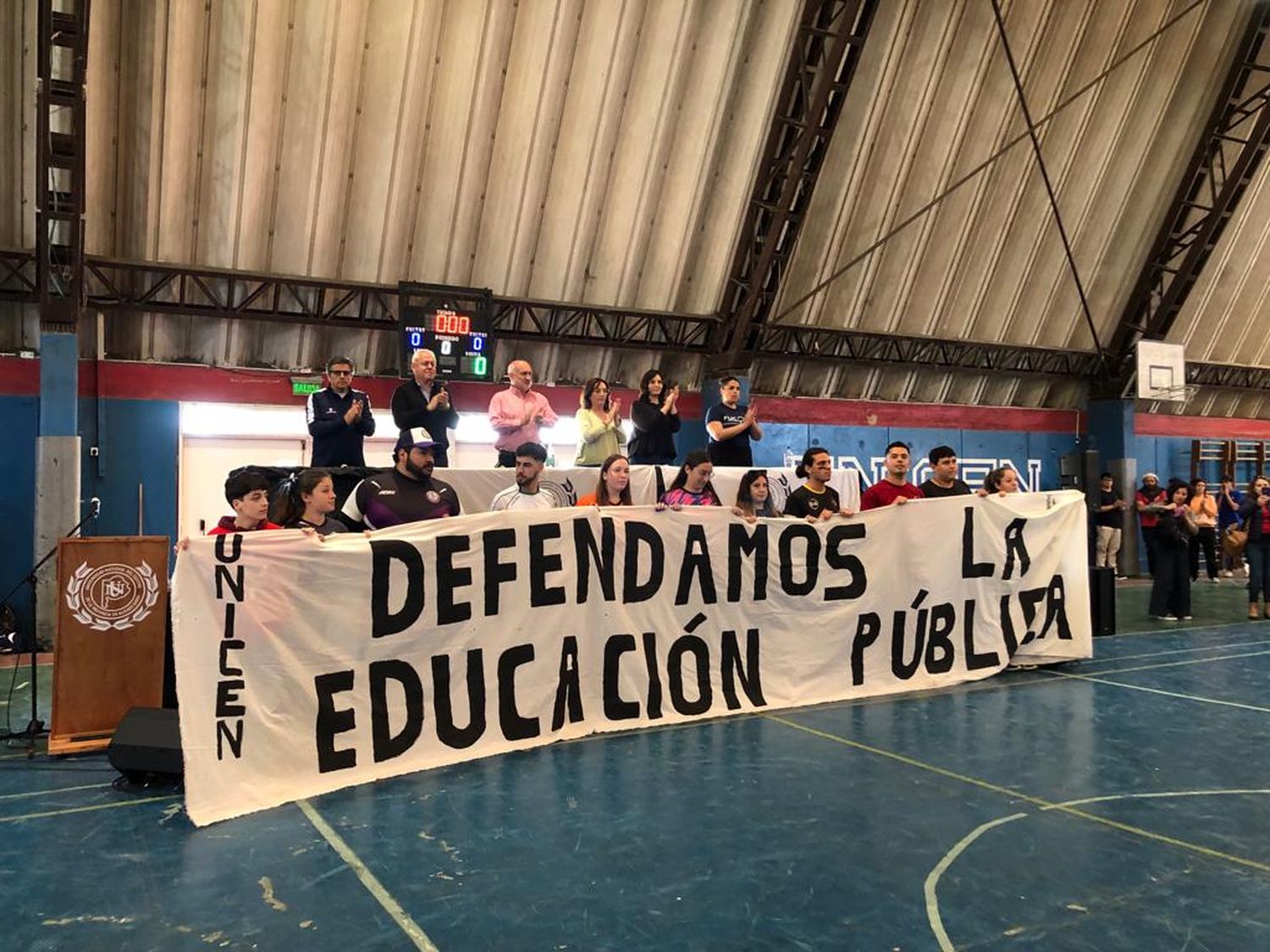 Los presidentes de los centros de estudiantes, junto a las autoridades y la bandera en defensa de la educación pública.