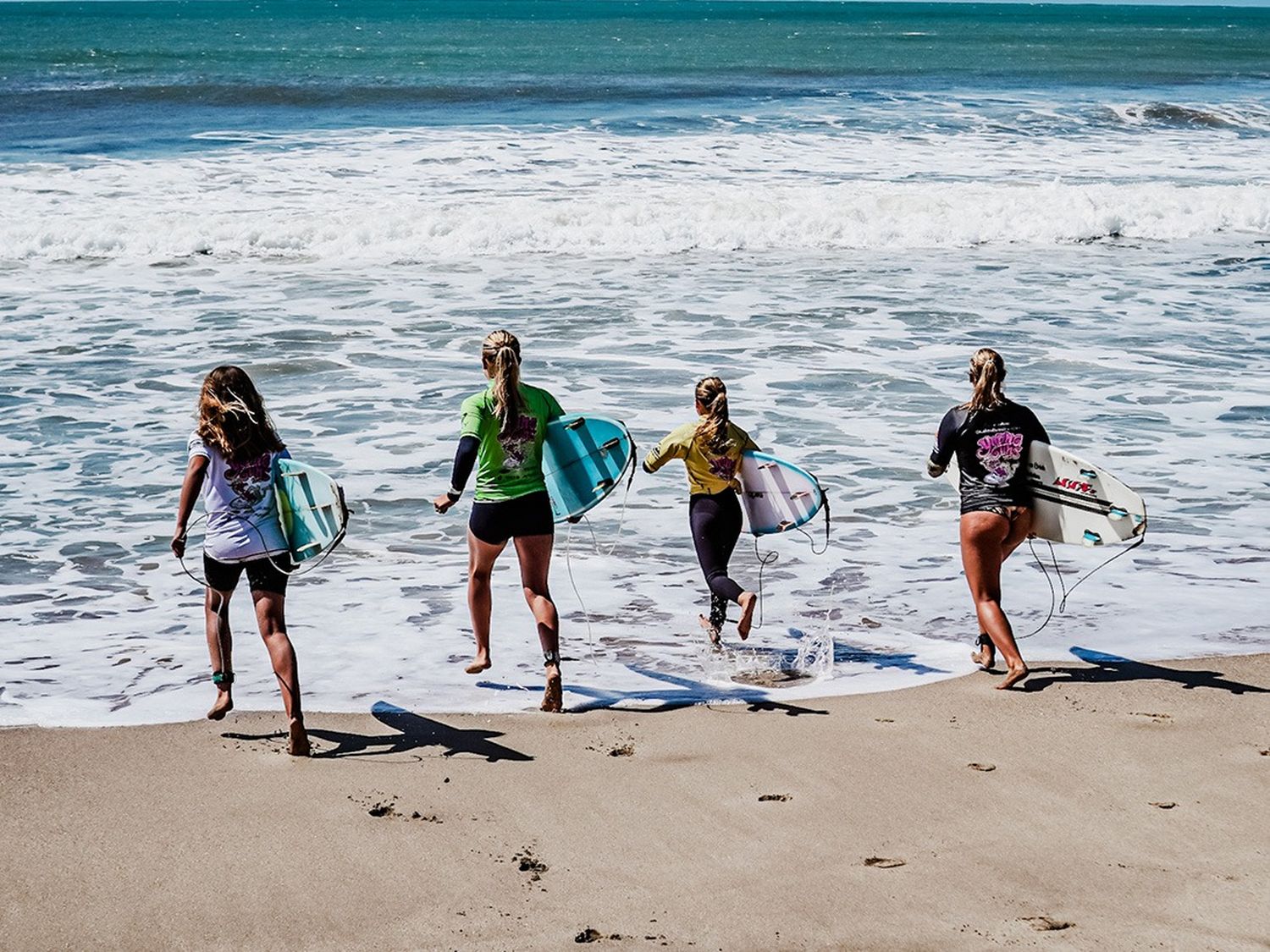 El boom del semillero del surf argentino: torneazo en Mardel y campus en Hawaii