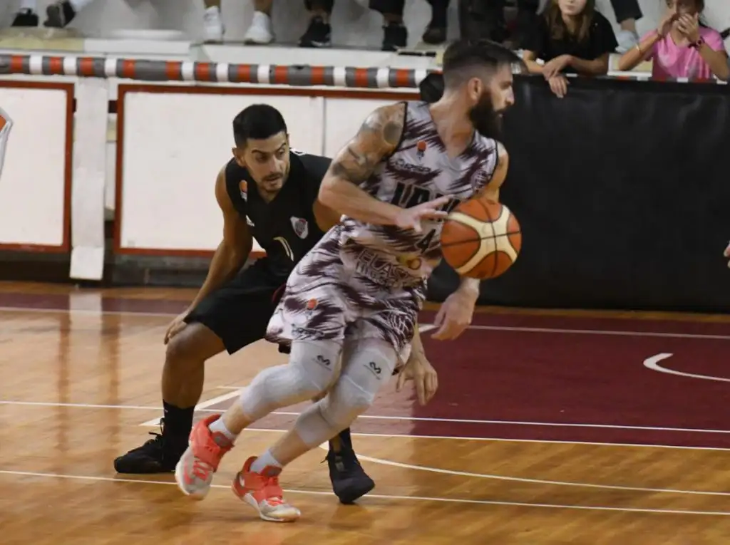 Atlético Pilar, con Portillo,  ganó en San Luis y avanzó