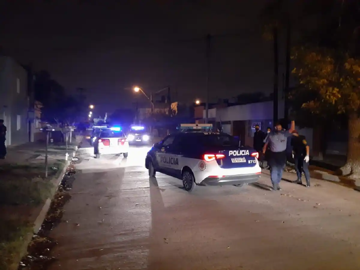 Robó un celular, intentó ingresar a una  fiambrería y lesionó a tres policías 