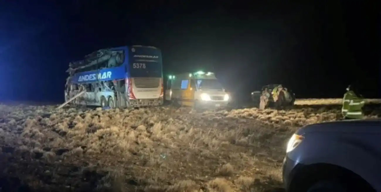 El impacto fue tan violento que el colectivo fue desplazado más de 500 metros fuera de la calzada