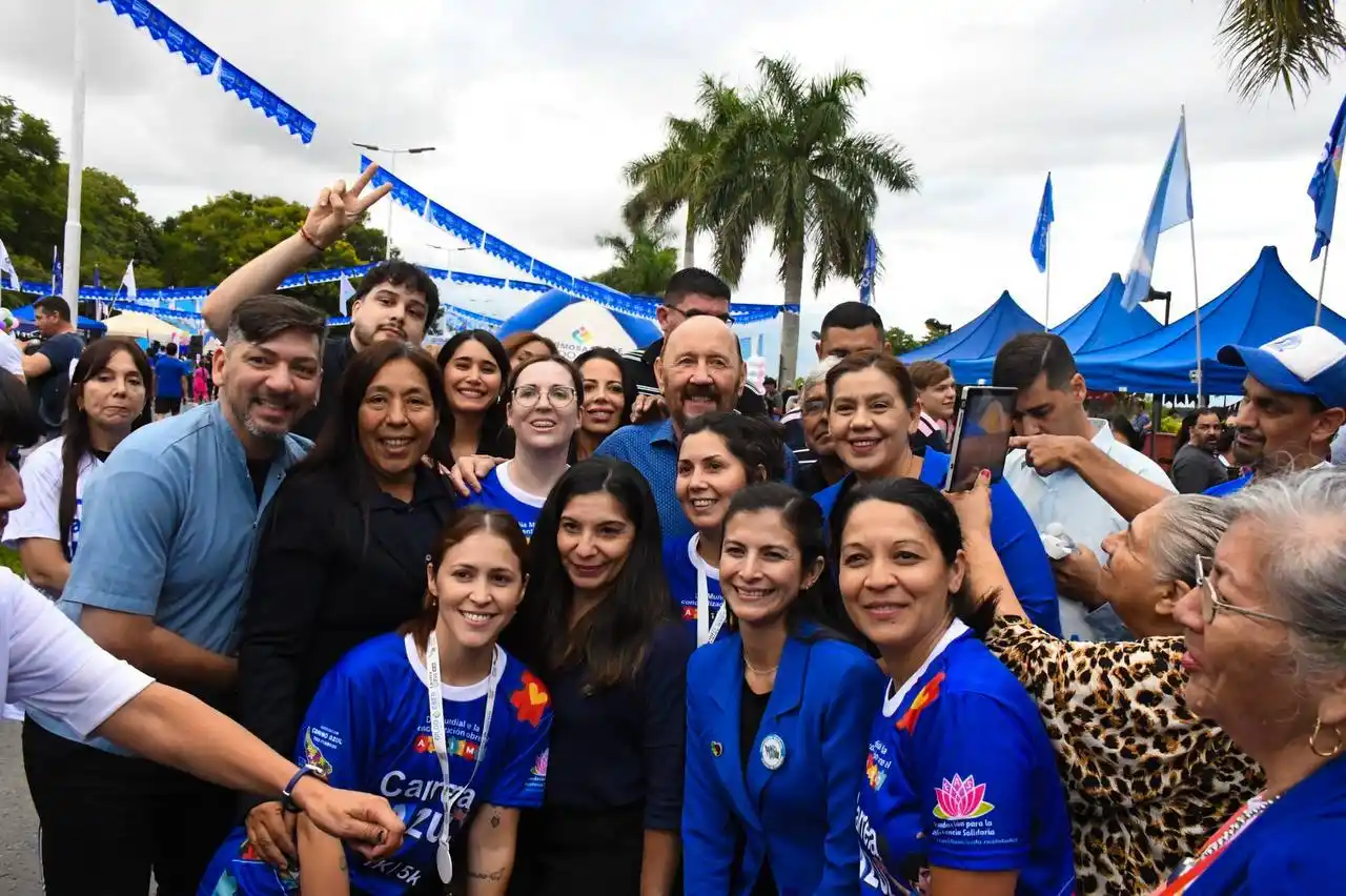 Multitudinaria participación en la carrera por la concientización sobre el autismo