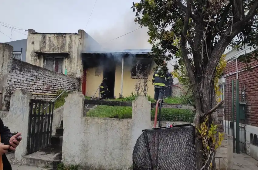 Un hombre fue trasladado con quemaduras tras incendiarse su vivienda