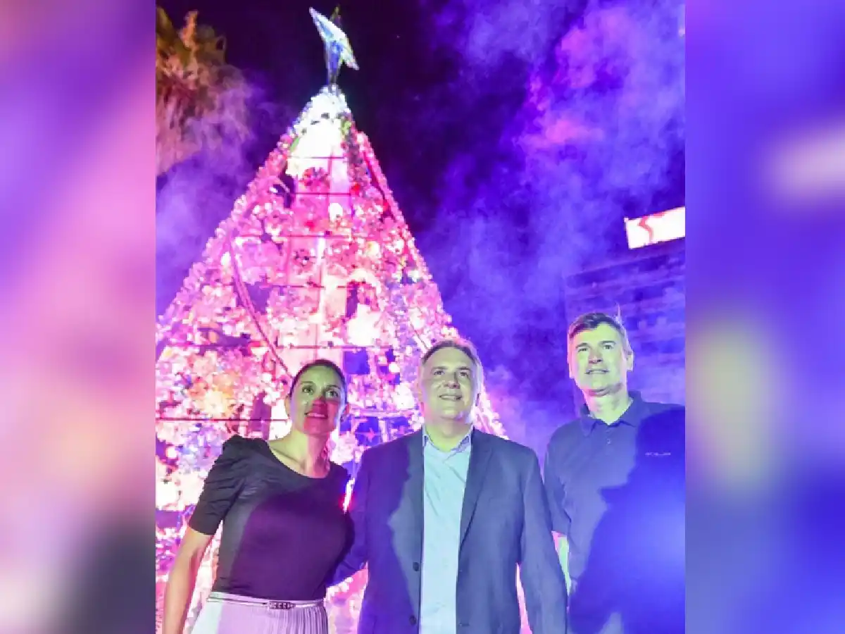 Córdoba: encendieron el árbol navideño armado con más de 10.000 objetos reciclables