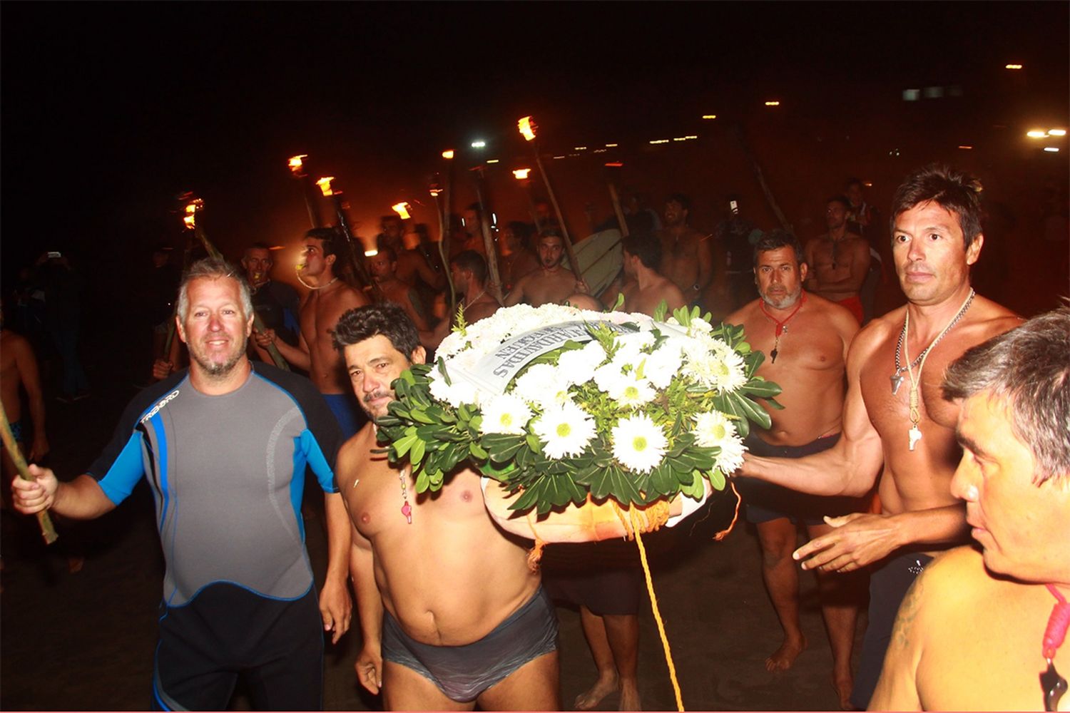 Ceremonia de las antorchas en festejo del Día del guardavida
