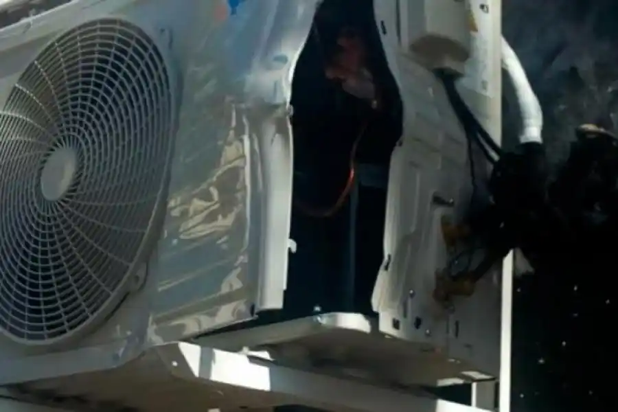 Un hombre falleció mientras trabajaba en un tinglado cuando un aire acondicionado explotó