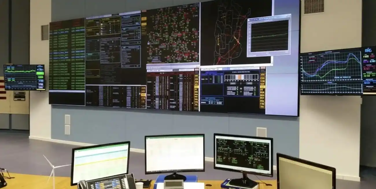 Sala de control: monitoreo nacional del sistema eléctrico y picos de consumo.