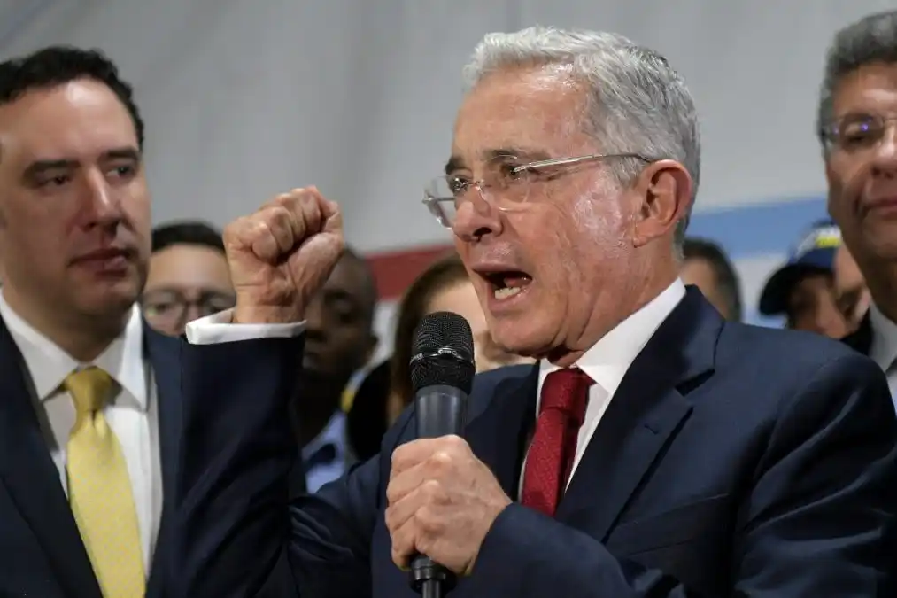 ¡RIESGO PARA LA REGIÓN! Uribe califica de amenaza para Colombia acuerdos militares entre China y Venezuela