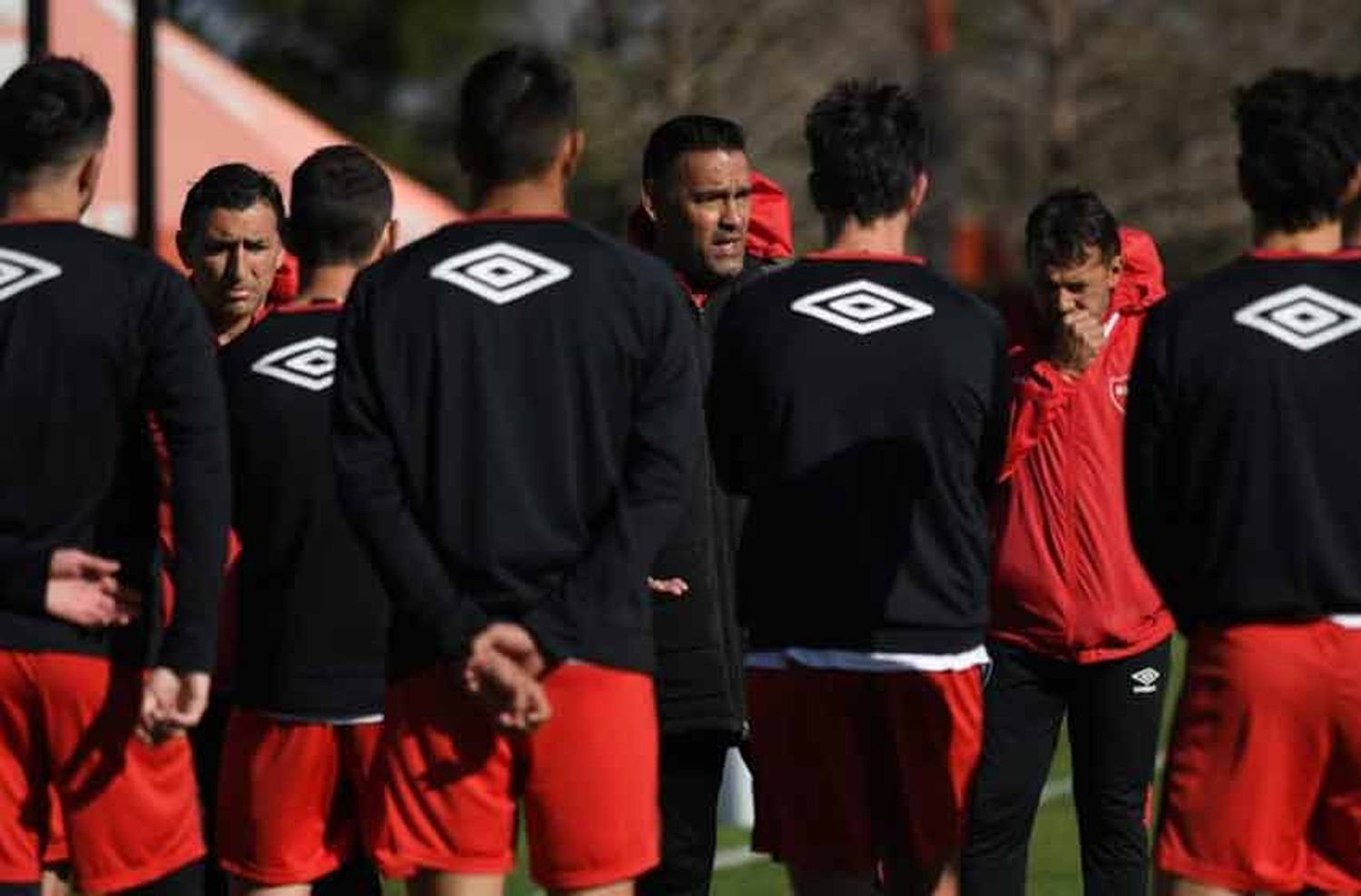 Newells viajó a Varela con dos bajas y el equipo sin confirmar para visitar a Defensa