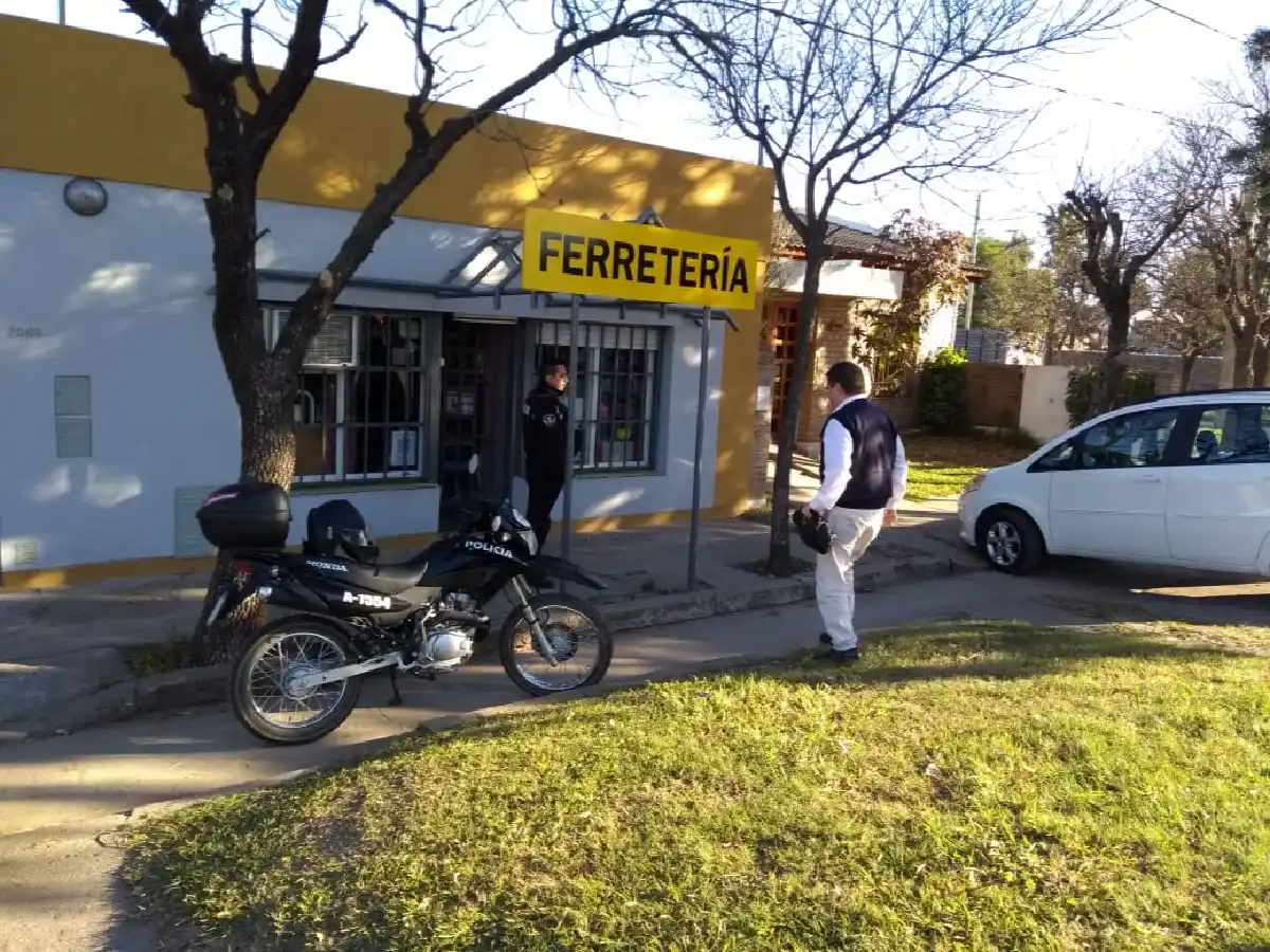 Dos delincuentes asaltaron una ferretería