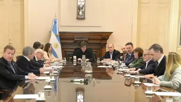 El Gobierno apura la reglamentación del paquete fiscal y la Ley Bases para avanzar en la segunda fase del mandato