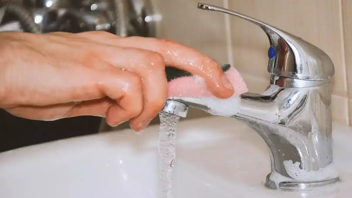 SENCILLOS TRUCOS para limpiar la grifería