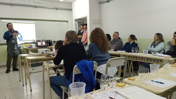 Finalizó el curso de elaboración de vinos para principiantes