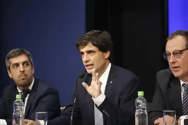 El Gobierno extiende los plazos de pago de la deuda y empieza una renegociación con el FMI