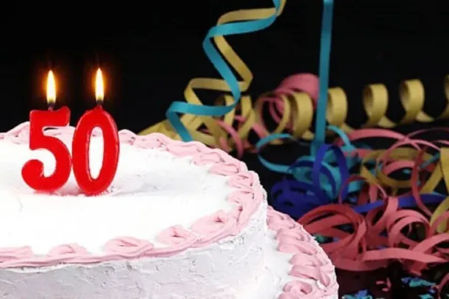 Festejaba sus 50 años, pero no invitó a su mejor amigo por un impactante motivo que se convirtió en viral