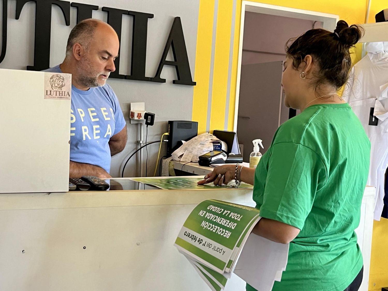 Visita de los voluntarios a comerciantes del radio céntrico local.