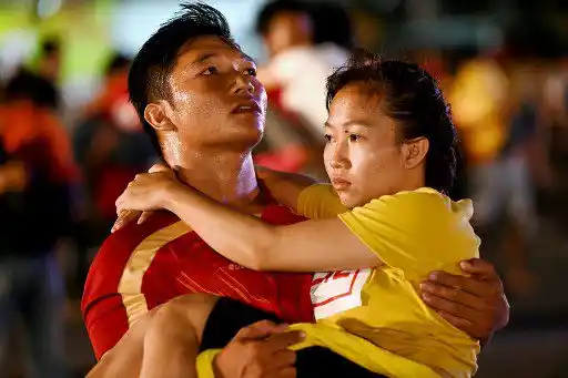 CAMBOYA BATE RÉCORD MUNDIAL: 245 hombres cargaron a sus acompañantes