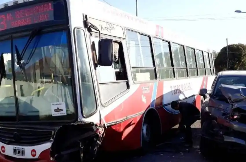 Un conductor ebrio protagonizó un fuerte choque contra un colectivo