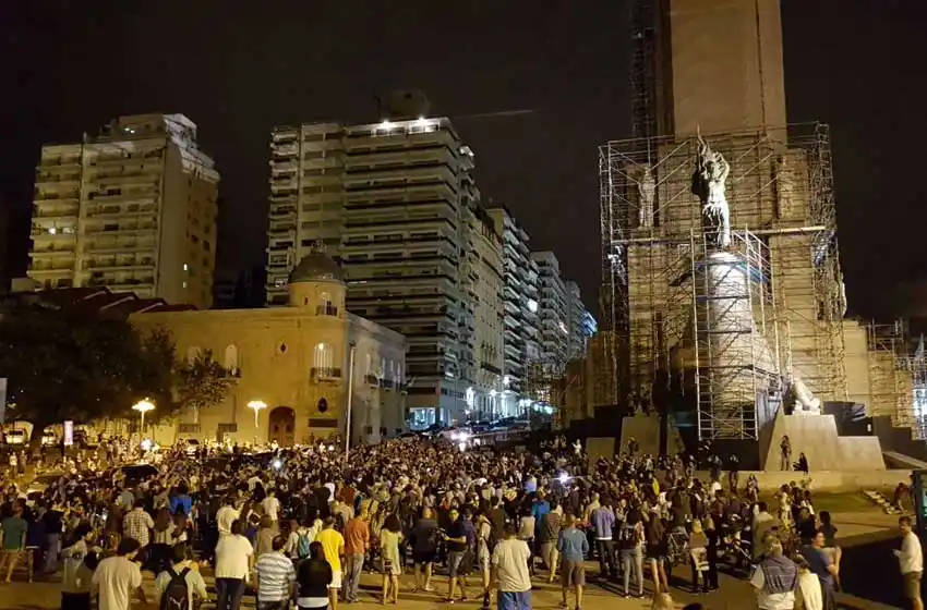 El cacerolazo se replicó en Rosario
