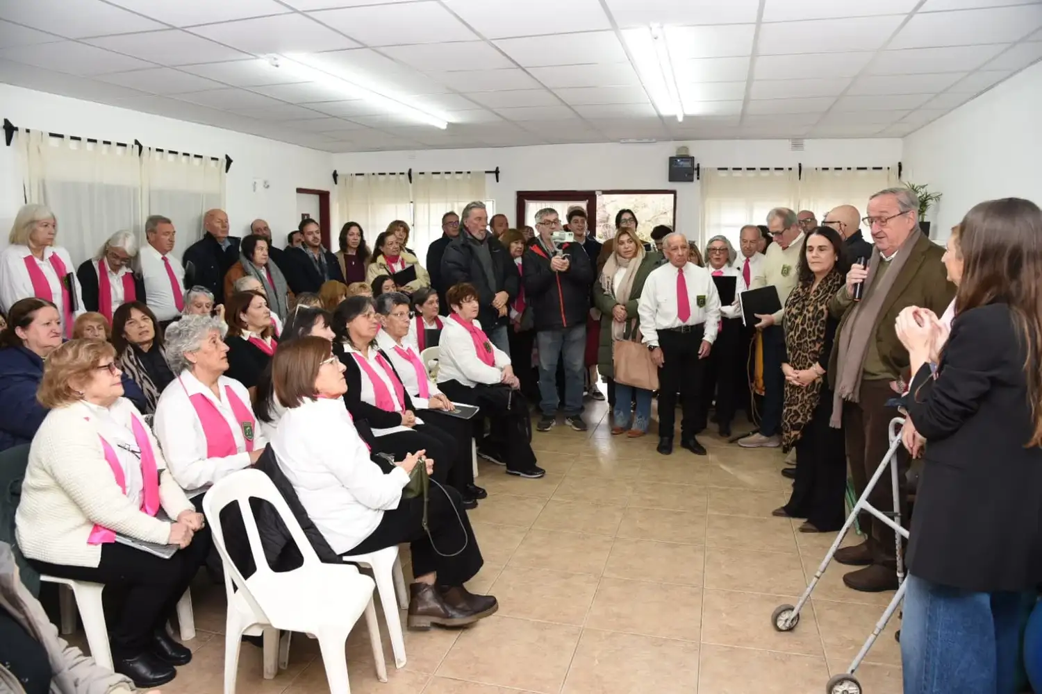 Emotivo acto en la sede de Hacer, donde funcionará el nuevo Centro Integral de Adultos Mayores.