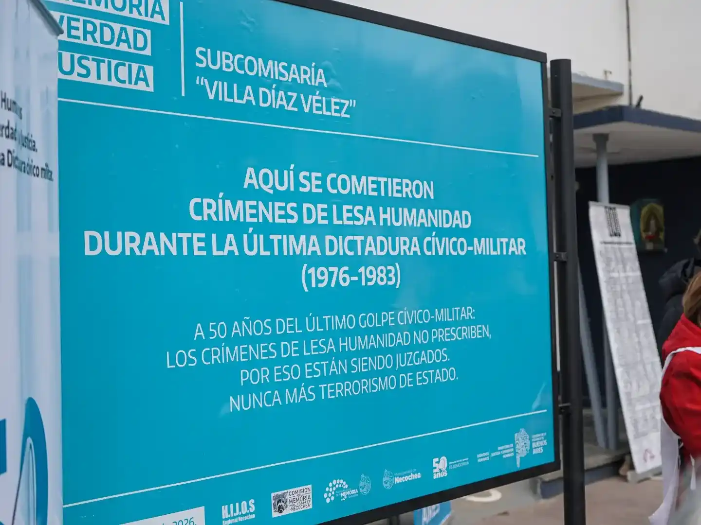 De vuelta. El cartel que señala que en la Comisaría Tercera se cometieron delitos de lesa humanidad en la última Dictadura Militar
