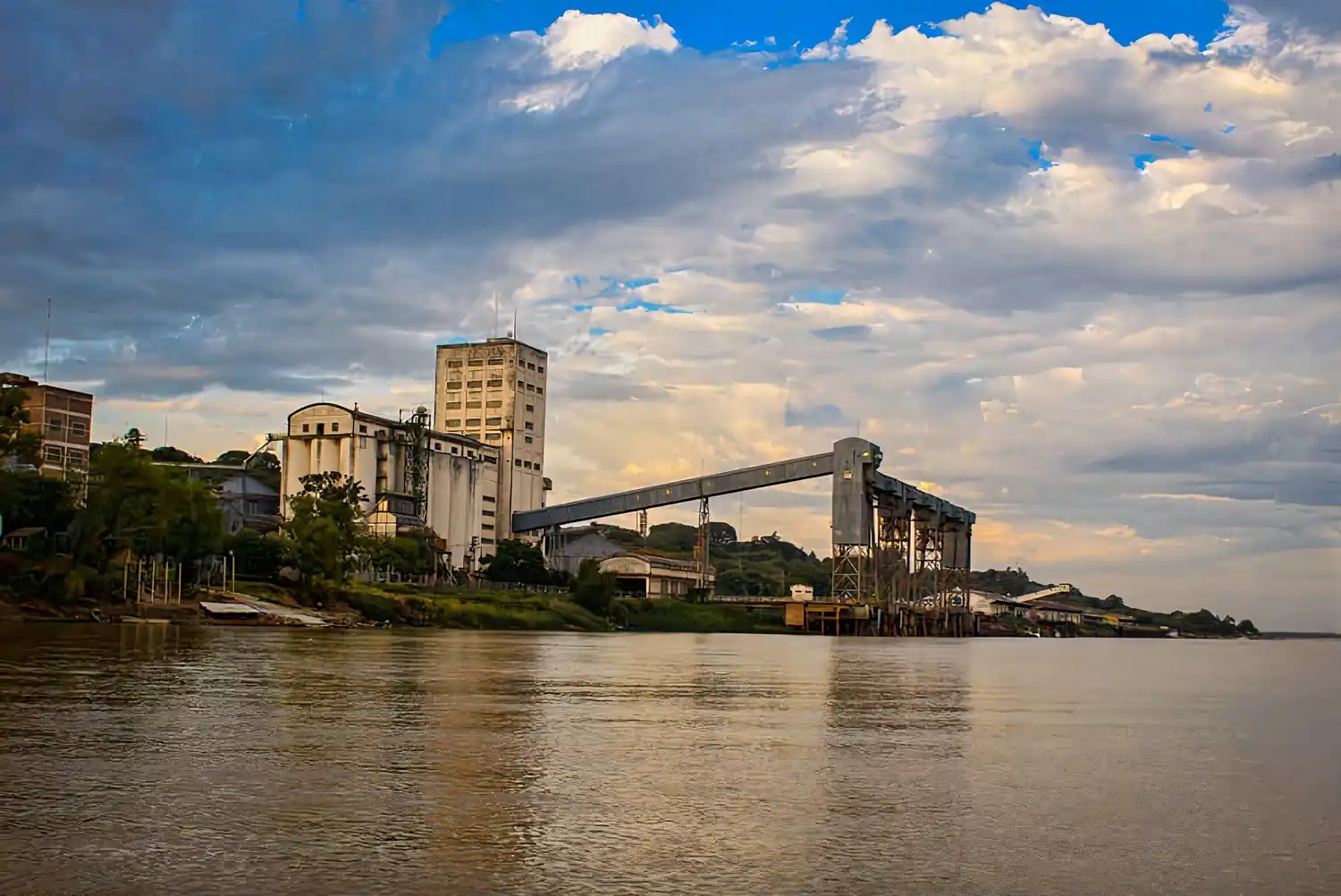 Denuncian a Hidráulica por el bloqueo de la isla frente al Puerto