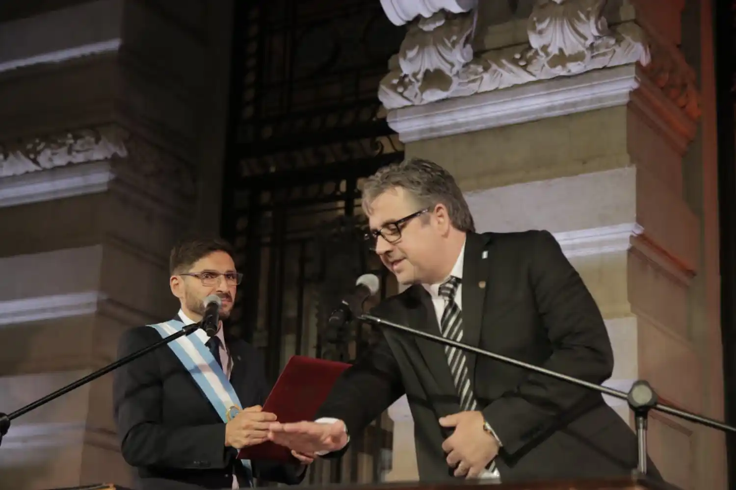 Tras prestar juramento en la noche del domingo, Cococcioni anticipó que se reunirá con los jefes legislativos para avanzar en leyes sobre el sistema de seguridad y procesal penal en la provincia.