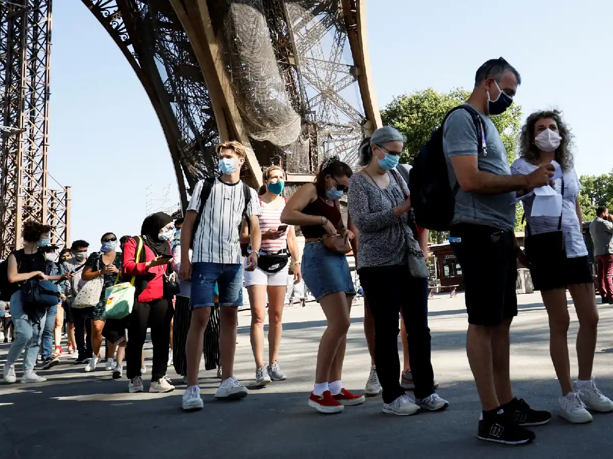 La torre Eiffel reabrió al público tras ocho meses de cierre por la pandemia