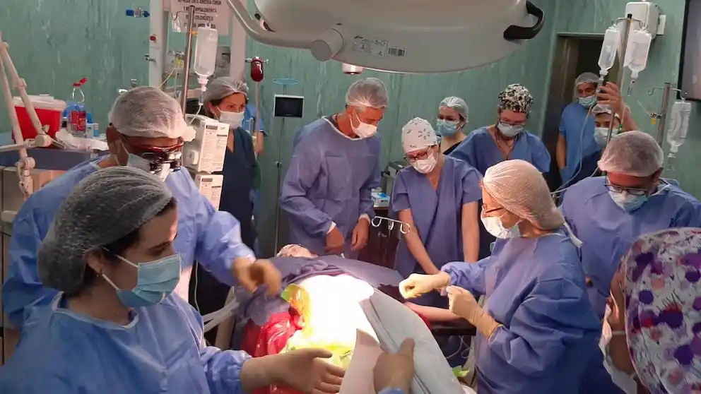 Le dieron el alta a la mujer embarazada sometida a la primera cirugía fetal en un hospital público