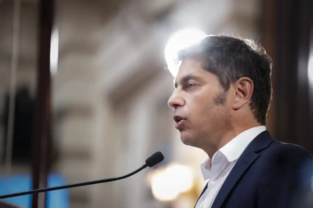 Axel Kicillof se metió en la polémica de Manuel Adorni y dijo que Javier Milei es "muy mal economista"