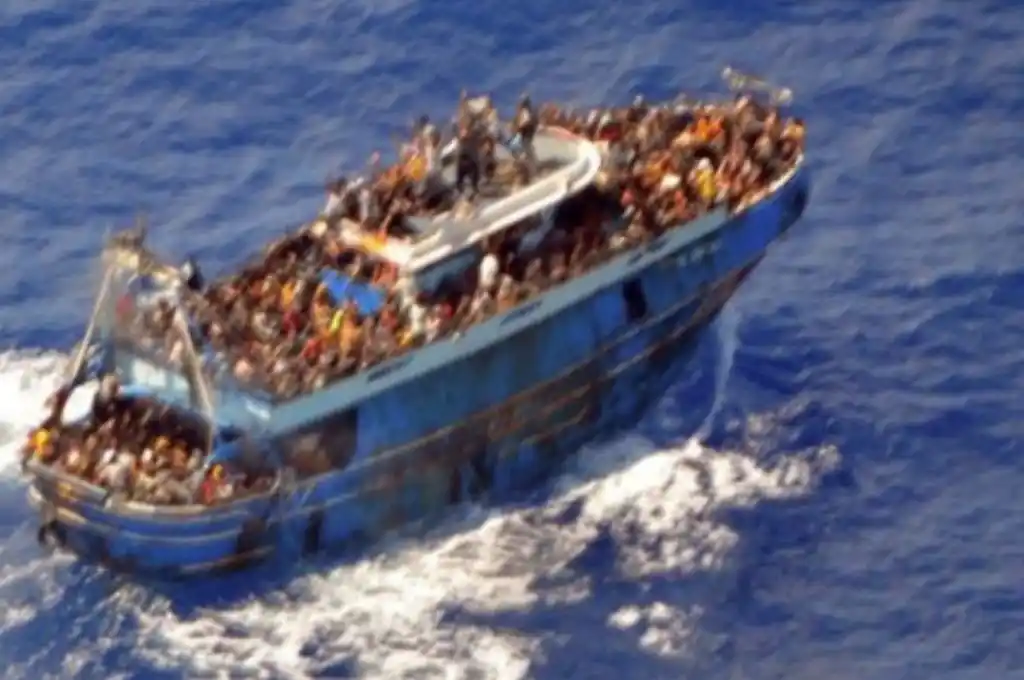 Tragedia en Grecia: así viajaba el barco de inmigrantes que naufragó y dejó al menos 78 muertos