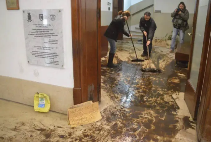 Mujer enojada por el estado de las calles de Mar del Plata llenó de barro el ingreso a la oficina del intendente