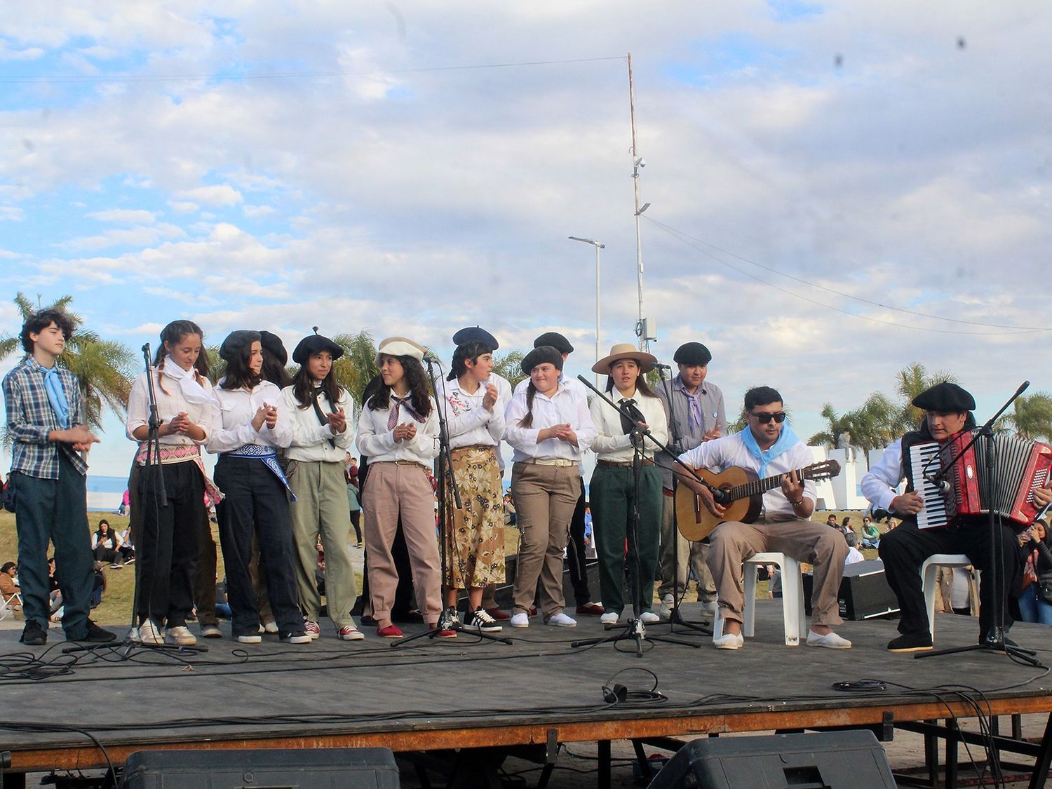 “La Selección de la Vico” se lució en el acto del 9 de Julio en la costanera