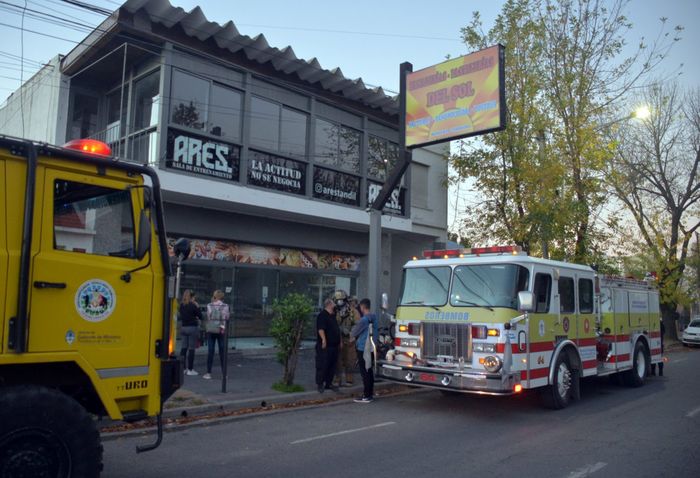 Dos profesores de un gimnasio extinguieron un principio de  incendio en una panadería