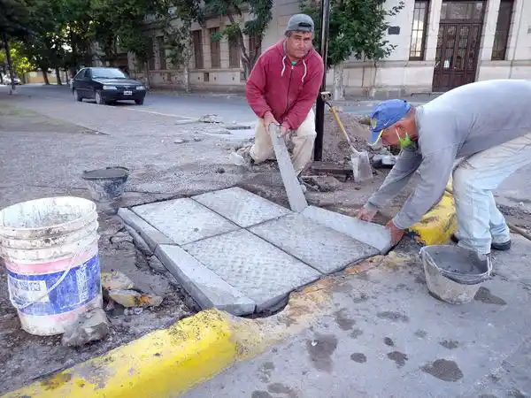 Remplazan rampas para personas con movilidad reducida en la zona céntrica