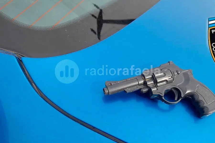 Menores que jugaban con un arma movilizaron a la Policía tras la denuncia de un vecino