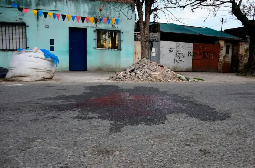 Crimen mafioso en barrio Tablada: identificaron al joven que estaba atado de pies y manos y con un mensaje basado en una canción