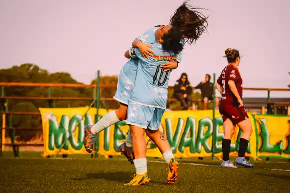 Las “Tiburonas” ganaron de local y son cómodas líderes