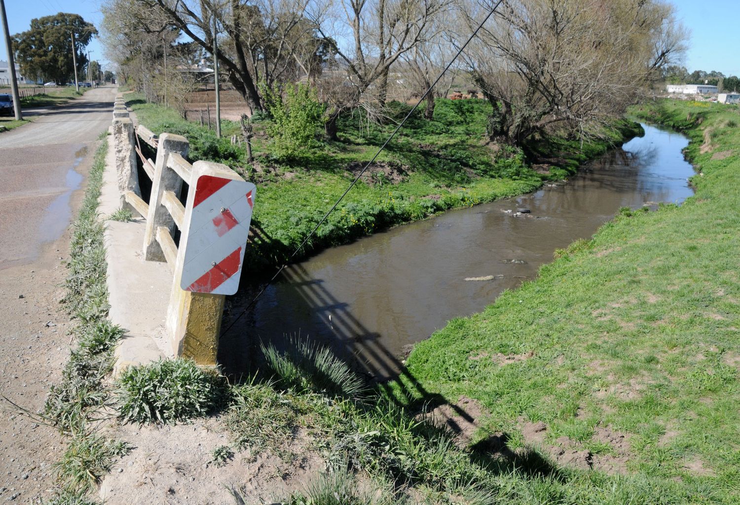 Las descargas contaminantes en el Langueyú no cesan.