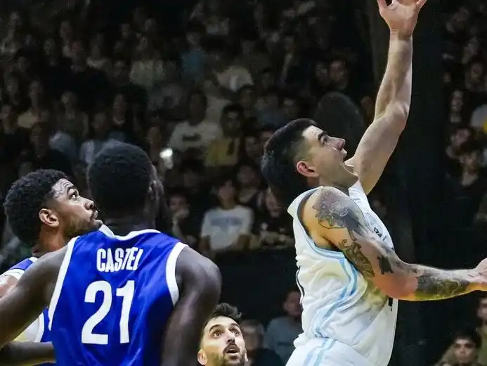 Gabriel Deck fue uno de los mejores jugadores de la Selección Argentina en la amplia victoria ante Cuba por la segunda jornada de las eliminatorias al Mundial 2027.Foto:Prensa CAB